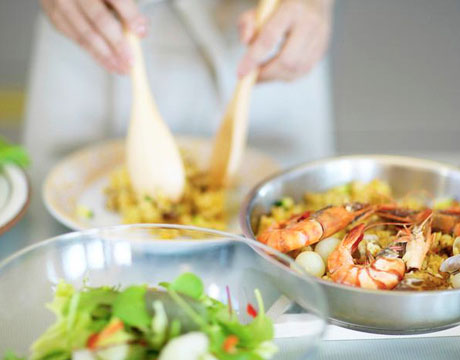 HBX-13-101-serving-dinner-de-62404538